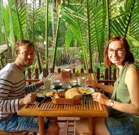 تختخواب و صبحانه Homestay Bentre Coco Lodge