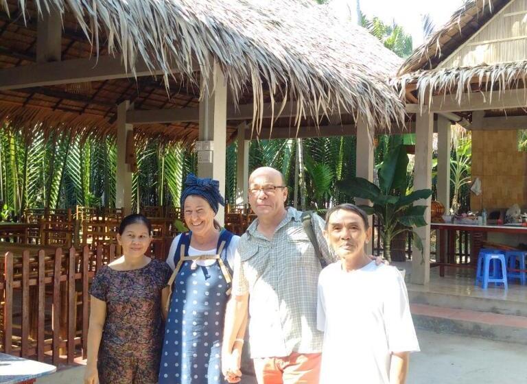 تختخواب و صبحانه Homestay Bentre Coco Lodge