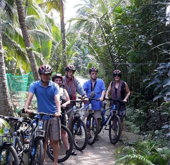 تختخواب و صبحانه Homestay Bentre Coco Lodge