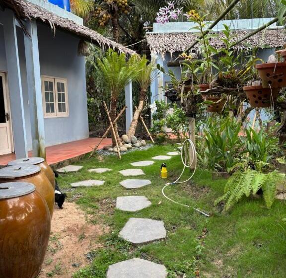 تختخواب و صبحانه Homestay Bentre Coco Lodge