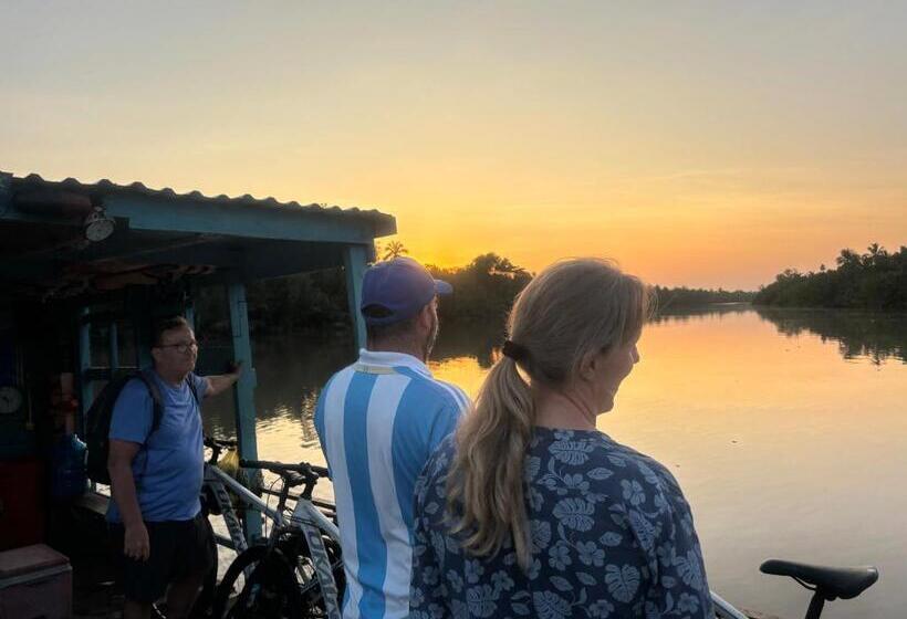 تختخواب و صبحانه Homestay Bentre Coco Lodge