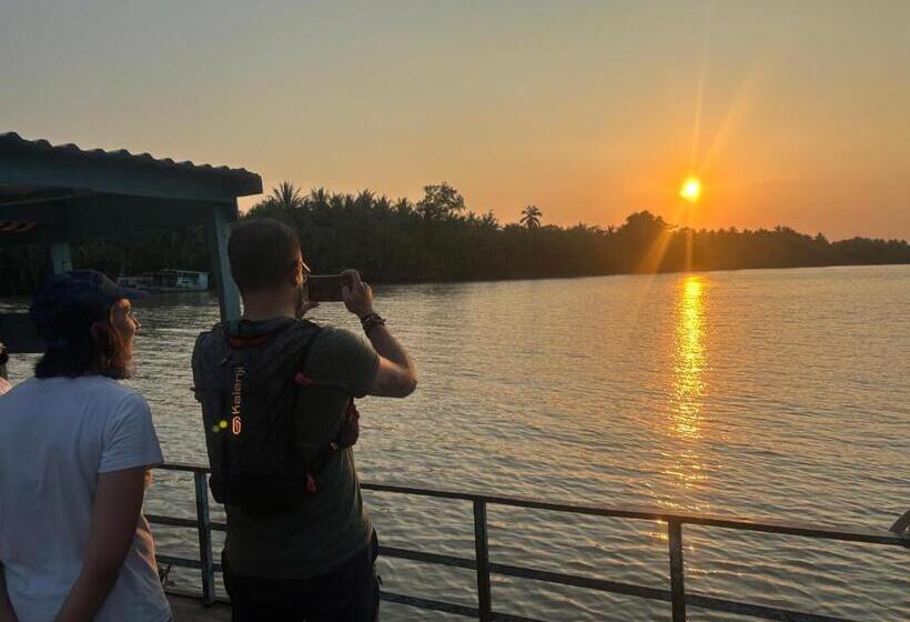 تختخواب و صبحانه Homestay Bentre Coco Lodge