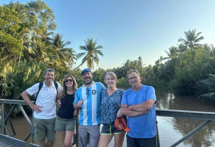 تختخواب و صبحانه Homestay Bentre Coco Lodge