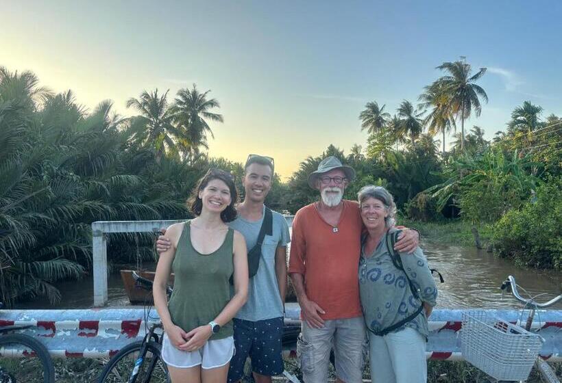 تختخواب و صبحانه Homestay Bentre Coco Lodge