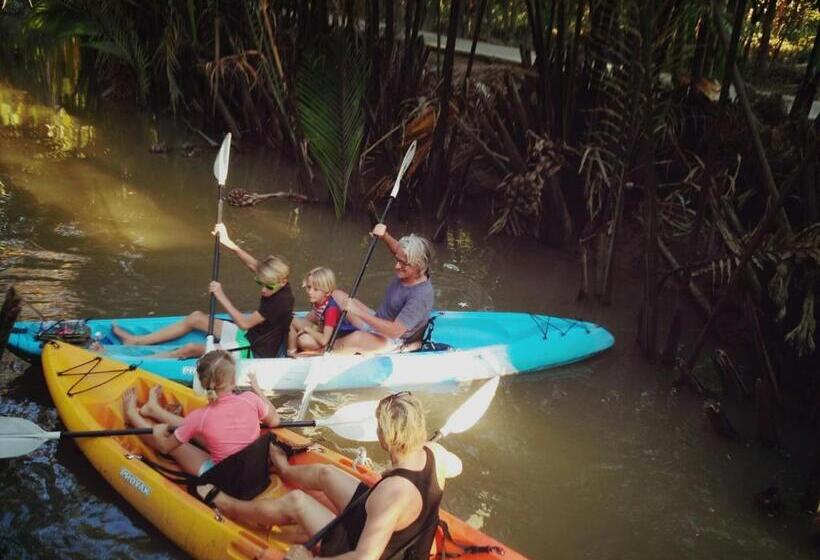 تختخواب و صبحانه Homestay Bentre Coco Lodge