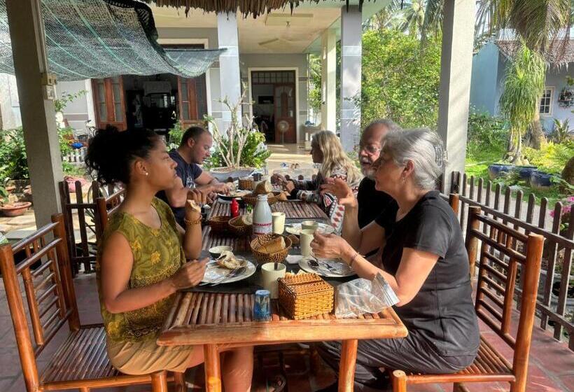 تختخواب و صبحانه Homestay Bentre Coco Lodge