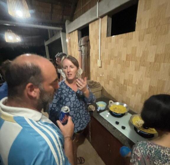 تختخواب و صبحانه Homestay Bentre Coco Lodge