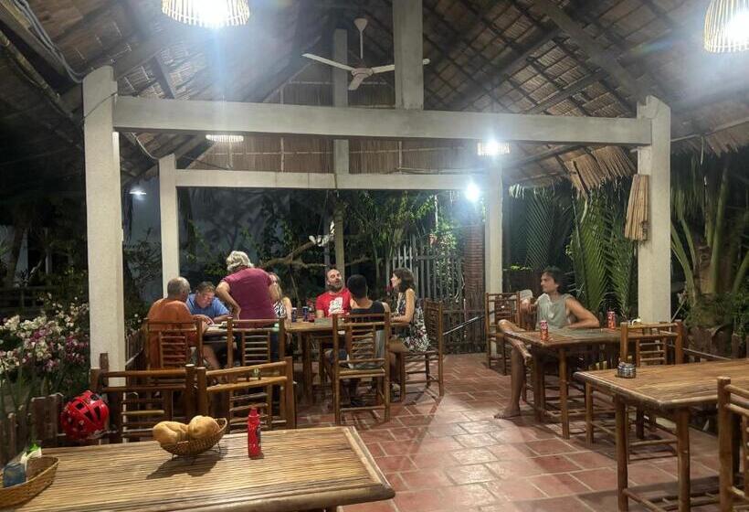 تختخواب و صبحانه Homestay Bentre Coco Lodge