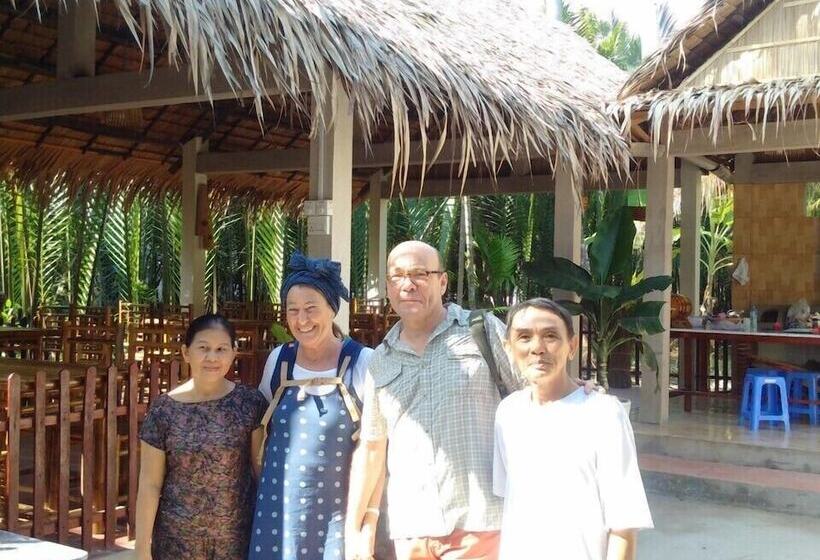 تختخواب و صبحانه Homestay Bentre Coco Lodge