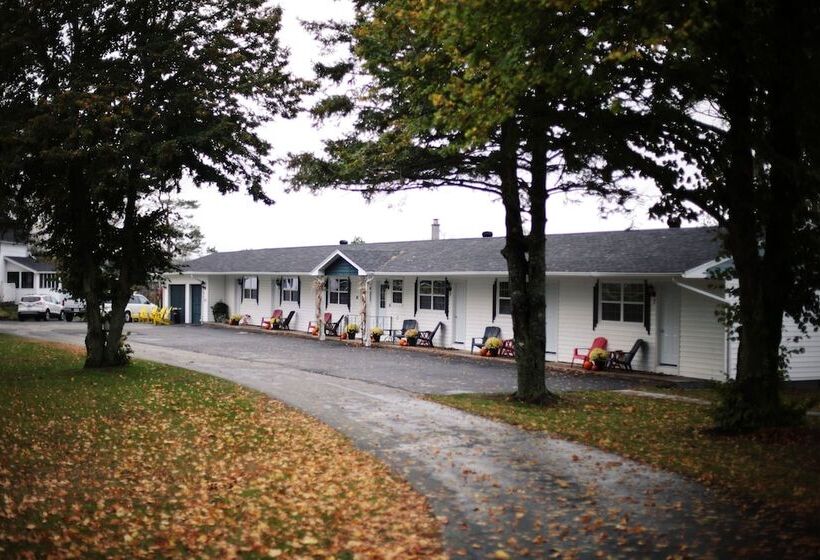 Carleton Inn & Cottages