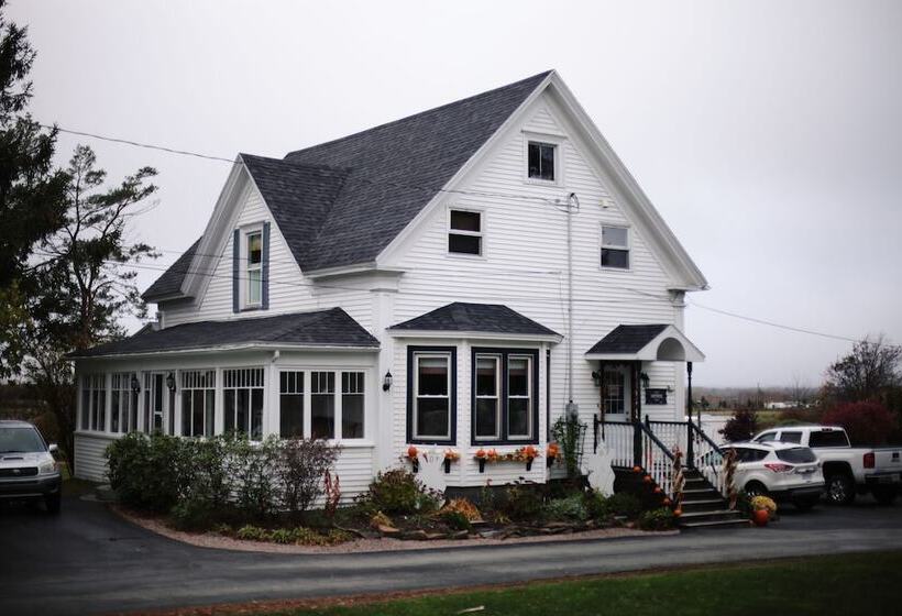 Carleton Inn & Cottages