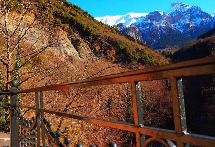 ホテル Archontiko Tzoumerkon