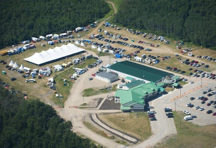 בית מלון כפרי Bear Claw Casino &