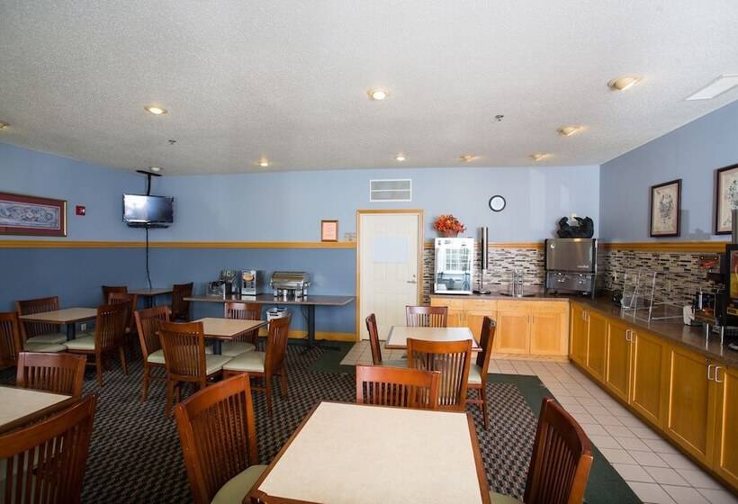 فندق Chisholm Inn & Suites