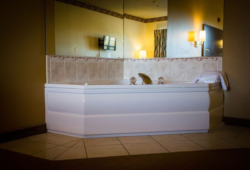 فندق Chisholm Inn & Suites