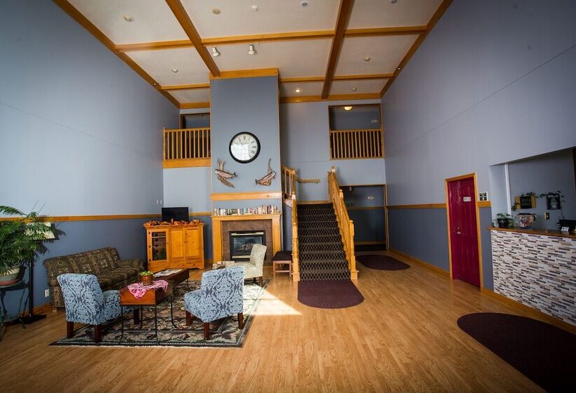 هتل Chisholm Inn & Suites