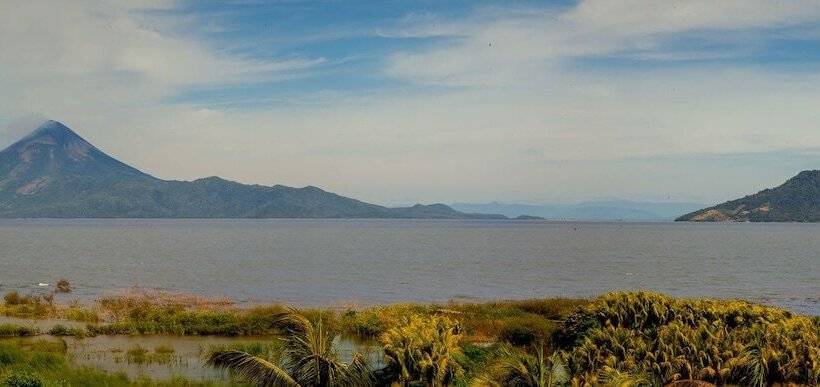 酒店 Momotombo Lake Resort & Villas