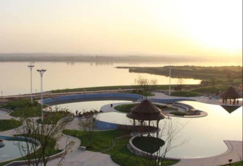 호텔 Queshan Lake Arcadia Intl Resort