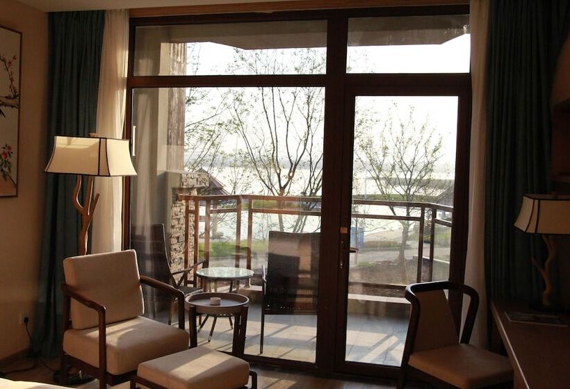 호텔 Queshan Lake Arcadia Intl Resort