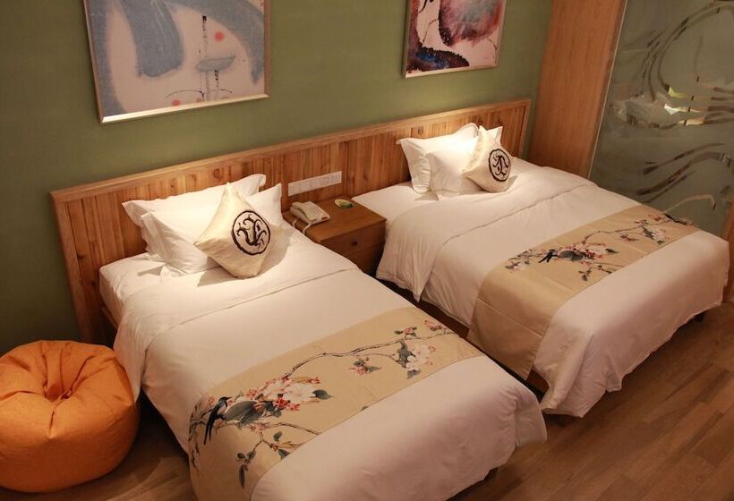 호텔 Queshan Lake Arcadia Intl Resort