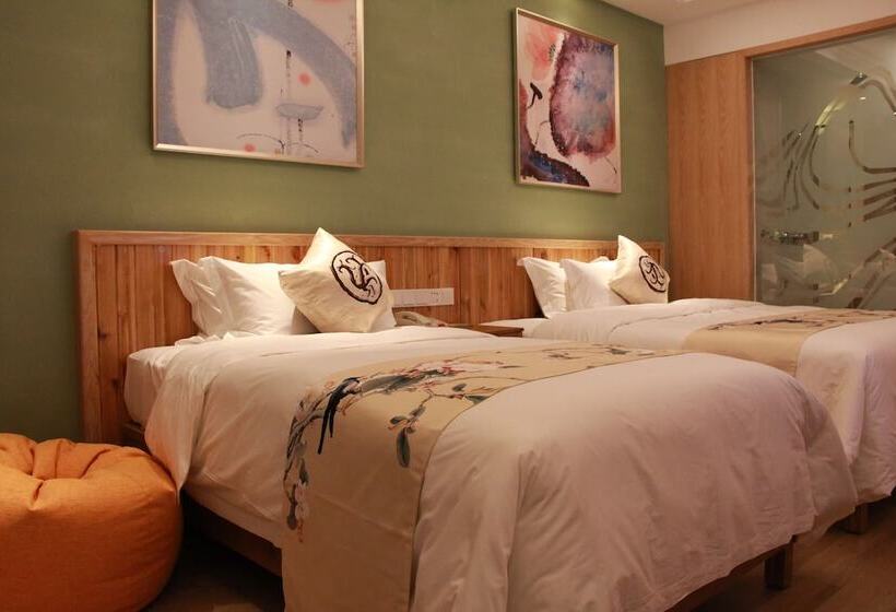 호텔 Queshan Lake Arcadia Intl Resort