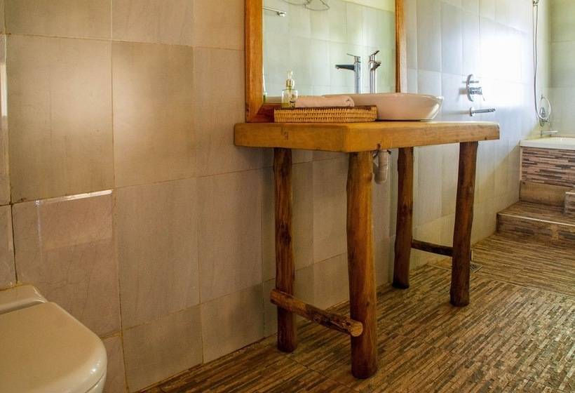 هتل The Baboon Safari Resort