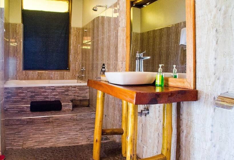 هتل The Baboon Safari Resort