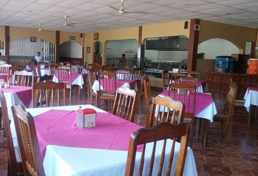 فندق Y Restaurante Charlie S