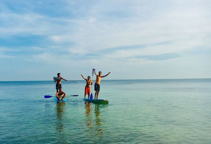 Media Luna Hostel Baru