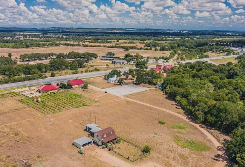 Mendelbaum Winery Guest Cabins