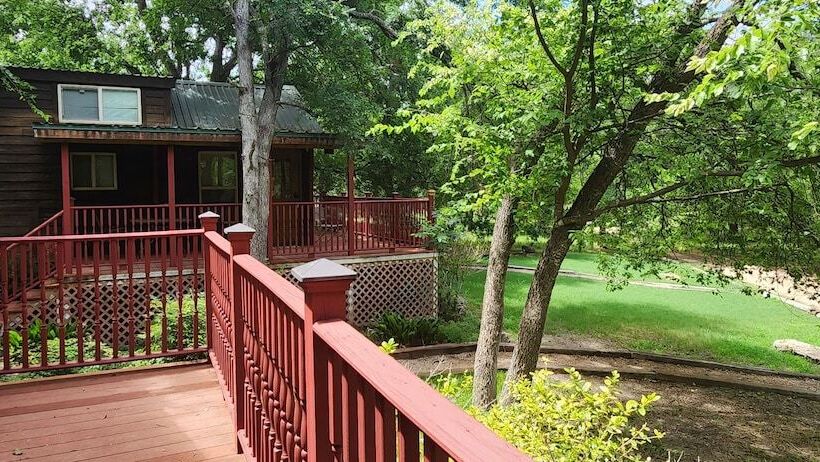 Mendelbaum Winery Guest Cabins