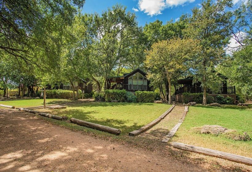 Mendelbaum Winery Guest Cabins
