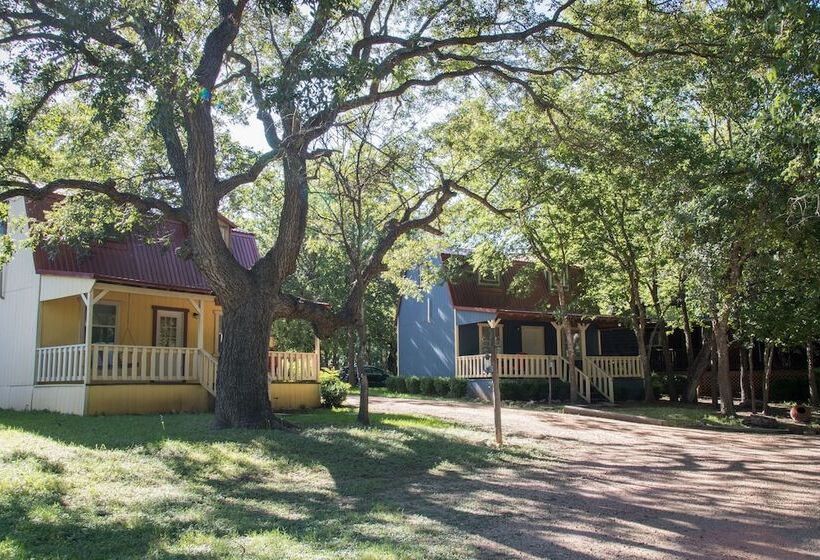 Mendelbaum Winery Guest Cabins