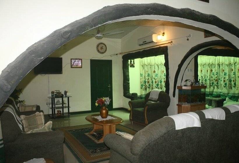 פנסיון Godville Guest House