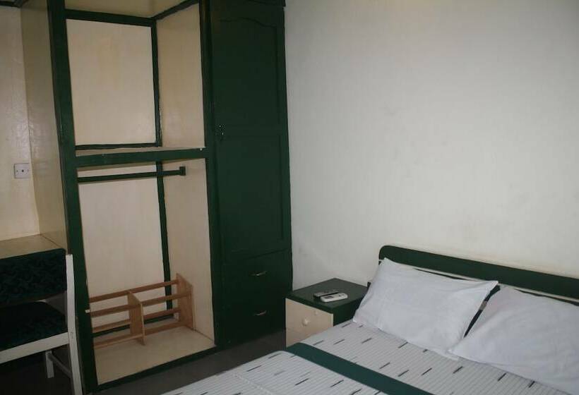 פנסיון Godville Guest House