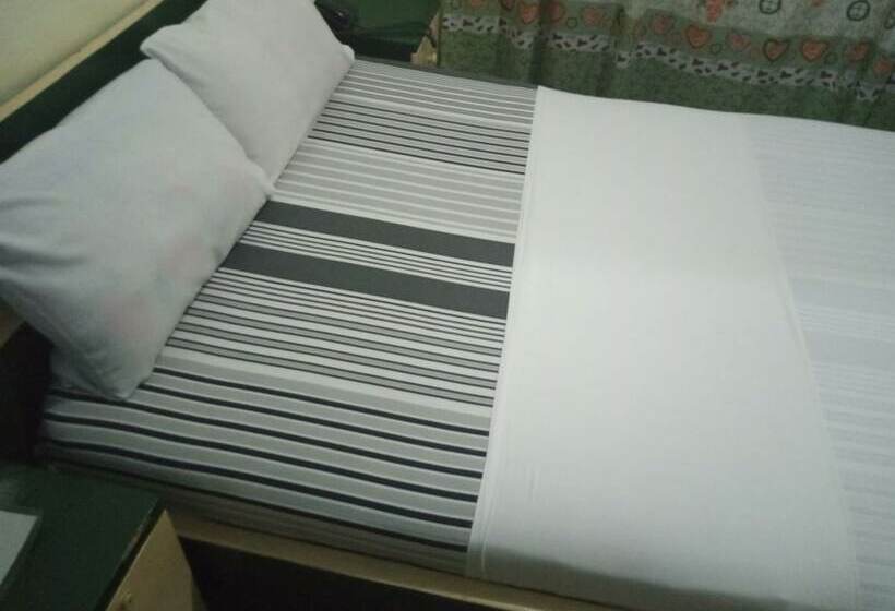 פנסיון Godville Guest House