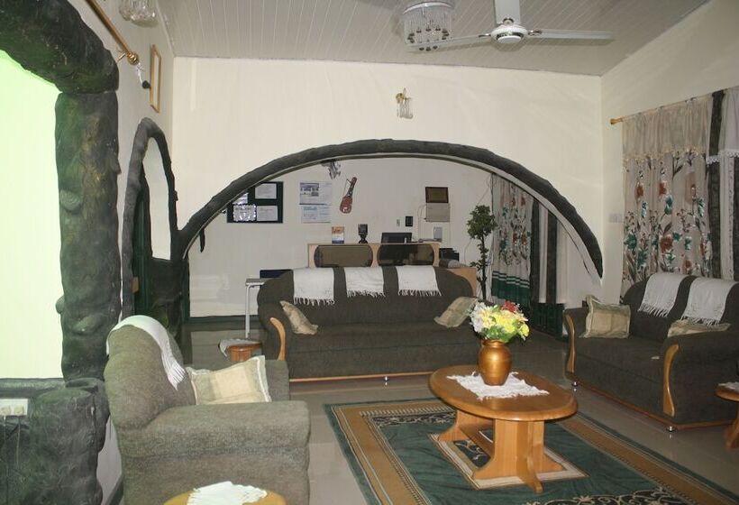 פנסיון Godville Guest House