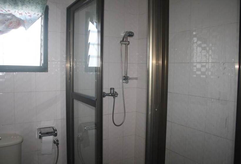 פנסיון Godville Guest House