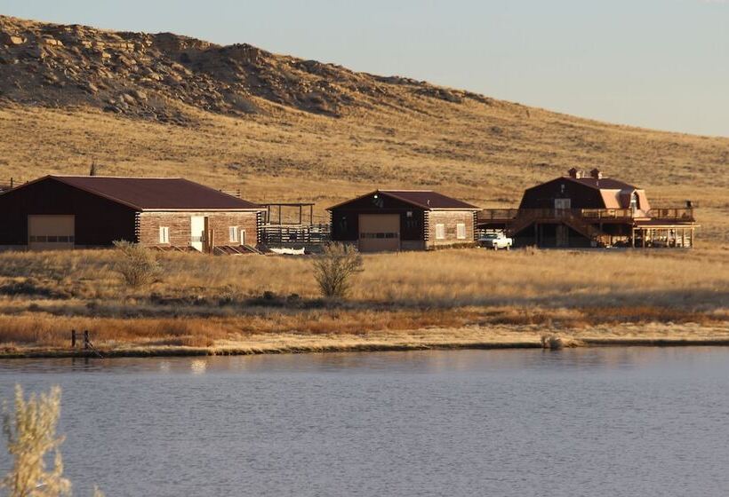 بنسيون Monster Lake Ranch
