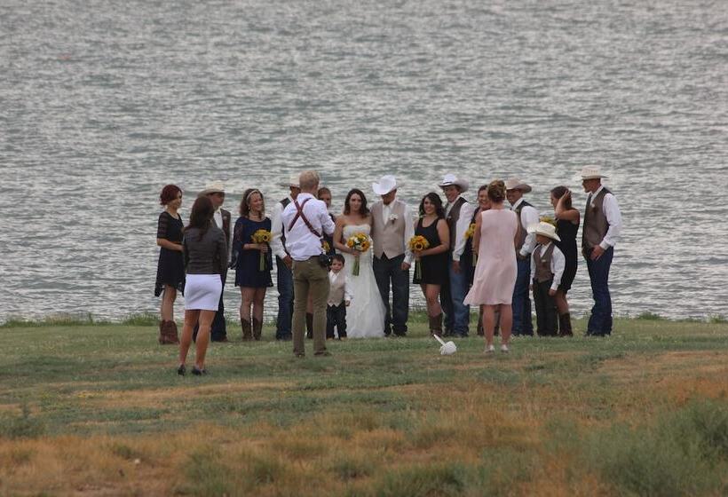 بنسيون Monster Lake Ranch