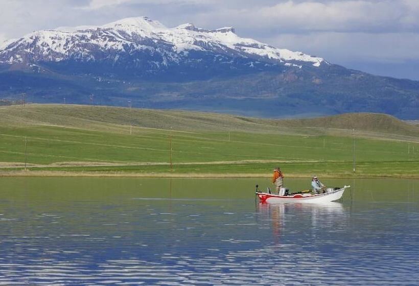 بنسيون Monster Lake Ranch