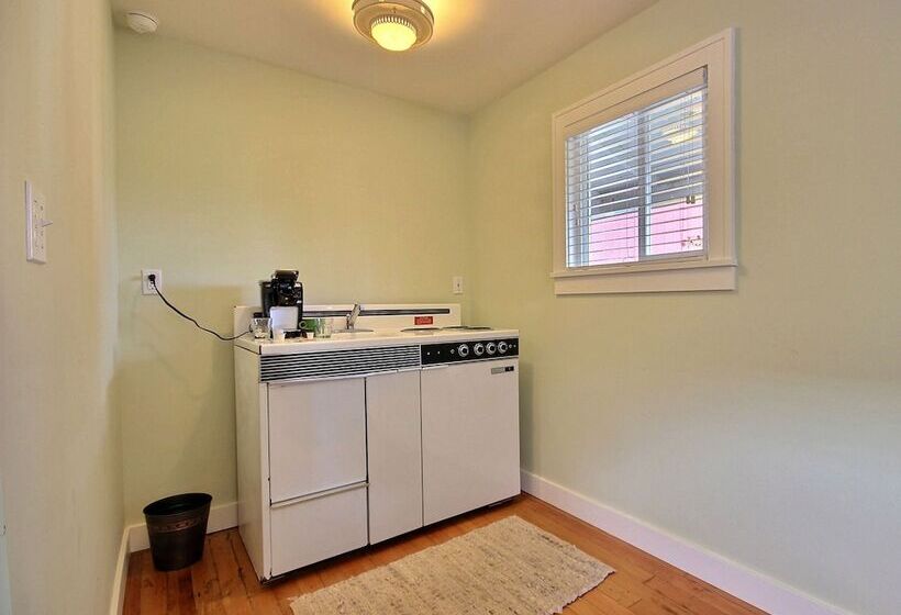 Pitchwood Inn & Alehouse