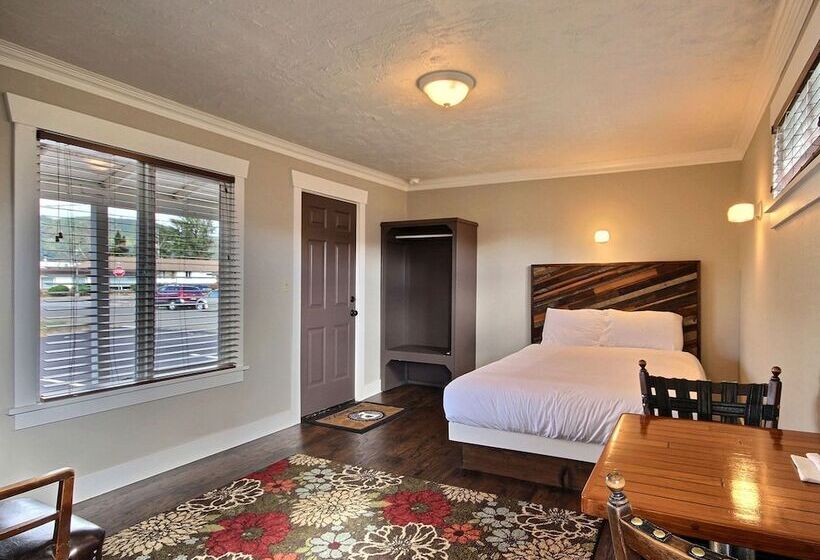 Pitchwood Inn & Alehouse