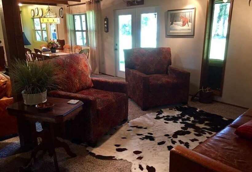 Sisters On Sycamore Bed & Breakfast