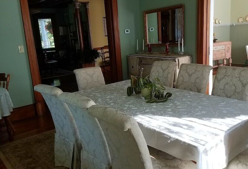 مبيت وإفطار The Old Victorian Inn