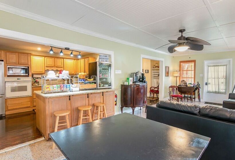 مبيت وإفطار The Wayward Traveler S Inn