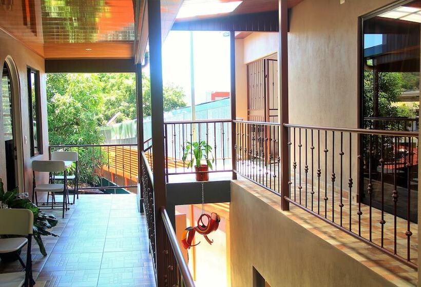 Cabinas Mansión Tropical Quepos