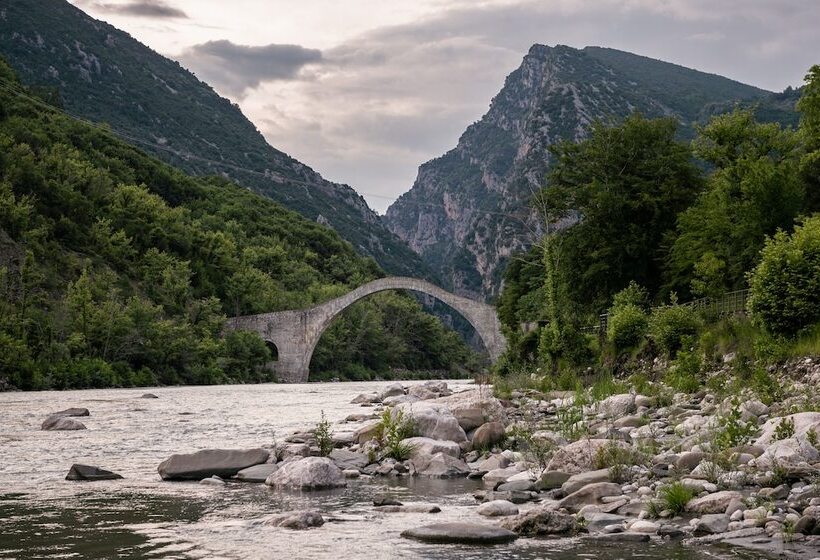 Gefiri Plakas Hotel By Konnect, Tzoumerka