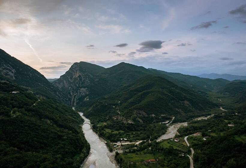 Gefiri Plakas Hotel By Konnect, Tzoumerka