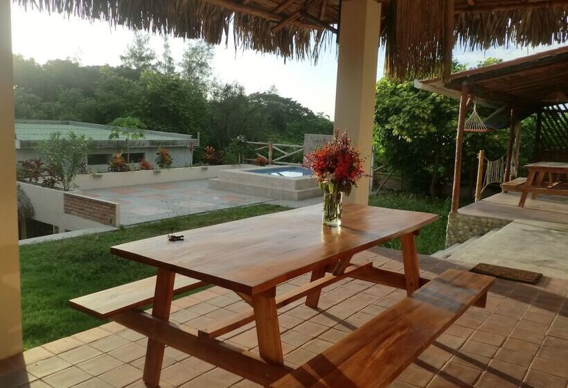 هتل Charlie Suites Ayampe